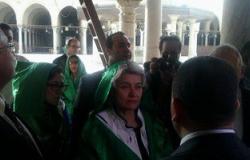 بالفيديو.. مديرة اليونسكو ترتدى الإسدال داخل مسجد عمرو بن العاص