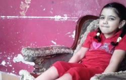 "سلمى" طفلة سيناوية تحلم بالسير على قدميها بالعلاج فى الخارج