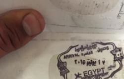 ختم افتتاح قناة السويس على جوازات سفر الركاب بمطار القاهرة