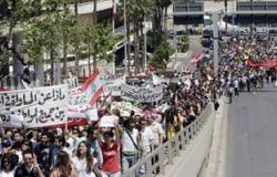 محتجون لبنانيون يلقون البيض على مقر الحكومة احتجاجا على أزمة النفايات