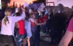 بالفيديو.. قوات الأمن اللبنانية تعتدى بالضرب على مذيعة قناة “LBC”
