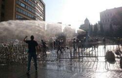 قوات الأمن اللبنانية تستخدم خراطيم المياه ضد المحتجين فى بيروت