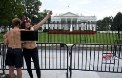 بالصور..فتيات يتظاهرن أمام البيت الأبيض للمطالبة بالتجول فى الشوارع عراة