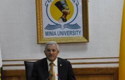 رئيس جامعة المنيا يكرم عمداء الكليات السابقين
