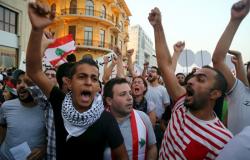 بالصور.. اللبنانيون يتظاهرون بساحة الشهداء احتجاجًا على أزمة النفايات