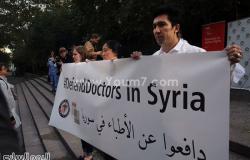 بالصور..الأطباء يتظاهرون أمام البيت الأبيض احتجاجا على مقتل موظفى صحة بسوريا
