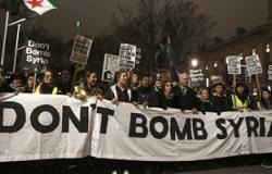 بالصور.. مسيرة ليلية فى لندن اعتراضاً على مشاركة بريطانيا فى ضرب سوريا