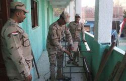 بالصور .. ضابط بالقوات المسلحة يصلح مقاعد تلاميذ مدرسة فى الشرقية