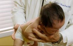 بالصور والفيديو.. طبيب يتوصل لطريقة سحرية لإيقاف بكاء الأطفال الرضع