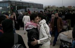 عشرات الفلسطينيين يصلون معبر رفح البرى بعد قرار فتحه يومين