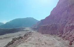 بالفيديو.. أعمال النسف الحذر فى جبل الجلالة لشق طريق "السخنة – الزعفرانة"