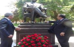 محافظ القليوبية وسفير أذربيجان يضعان إكليل زهور على تمثال "حيدر علييف"
