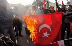 بالصور.. عراقيون يحرقون علم تركيا احتجاجا على توغل قواتها شمال البلاد
