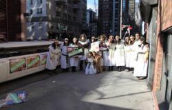بالصور.. برنامج تلفزيون أمريكى يطلق حملة "قابل الفراعنة" فى شوارع نيويورك