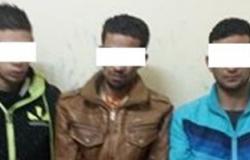 القبض على 3 عاطلين لاتهامهم بحيازة مواد مخدرة بالجيزة