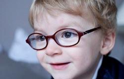 خدوش عدسة النظارة الطبية أحد أسباب ضعف نظر الأطفال