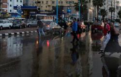 ارتفاع منسوب المياه بشوارع الإسكندرية بسبب الأمطار.. وشلل مرورى بالكورنيش
