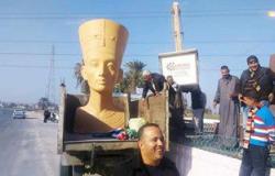 بالصور..  تمثال "رأس نفرتيتى" الجديد قبل وضعه بمدخل مدينة سمالوط بالمنيا