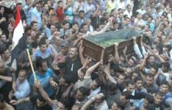 مئات الفلسطينيين يشيعون جثامين 7 قتلى من حماس فى غزة