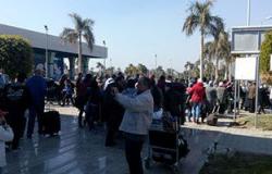 توافد المئات من المصريين فى رحلات سياحة على مطار الأقصر الدولى