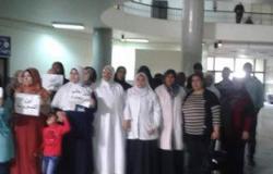 وقفة احتجاجية لممرضات التأمين الصحى بالمنيا ضد مدير المستشفى