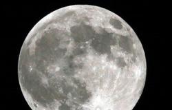 القمر يقترب من كوكب زحل غدا فى ظاهرة فلكية نادرة