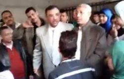 بالفيديو..عميد المعهد الصحى بالإسكندرية يضرب طالبا بـ"القلم والشالوط"