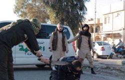 بالصور..داعش يقطع رقاب 3 أشخاص بتهمة "سب الله" فى العراق