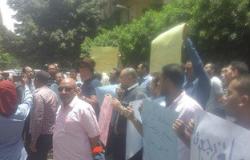 المعلمون المغتربون يتظاهرون أمام مجلس الوزراء للمطالبة بعودتهم إلى بلادهم