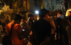 بالصور..عشرات الصحفيين يتجمعون أمام قسم قصر النيل عقب قرار إخلاء سبيل "قلاش"بكفالة