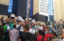 بالصور..وقفة احتجاجية للصحفيين على سلالم النقابة احتجاجا على احتجاز يحيى قلاش