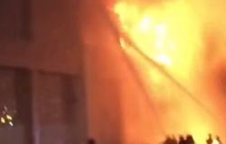 بالفيديو.. حريق ضخم فى مول تجارى بجازان فى السعودية