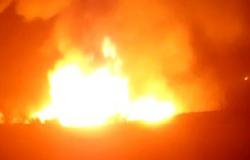 بالفيديو.. انفجار سيارة ربع نقل محملة بالسولار والمازوت فى الوادى الجديد