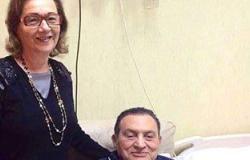 مؤيدو مبارك يهنئونه بالعيد.. ومصادر:أسرته تشاركه الاحتفال بالمستشفى العسكرى