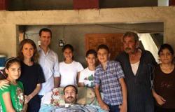 بالصور.. بشار الأسد وأسرته فى زيارة للمصابين بمنازلهم بحمص