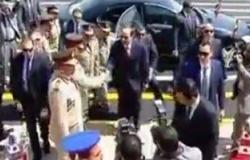 بالفيديو.. شاهد لحظة استقبال الرئيس السيسى للمشير طنطاوى بمعهد ضباط الصف