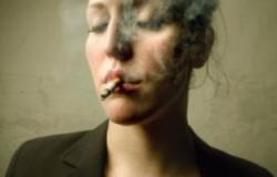 دراسة: النساء المدخنات أكثر عرضة لسرطان القولون والمستقيم من الرجال