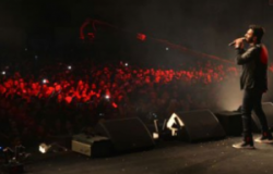 تامر حسني يواصل تقديم المواهب الغنائية بحفل«جامعة مصر»