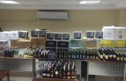 ضبط 2000 زجاجة خمر بمخزن لبيع المشروبات الكحولية بدون ترخيص بالشيخ زايد