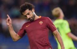 بالصور.. محمد صلاح يحصل على حذاء جديد بعد تعرضه للإصابة