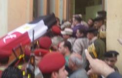 بالصور..القيادات الأمنية والعسكرية يؤدون صلاة الجنازة على شهيد سيناء بطنطا