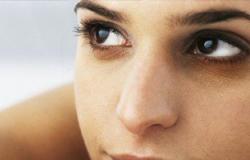 4 عوامل تعرضك للهالات الداكنة تحت العينين.. أبرزها الحساسية