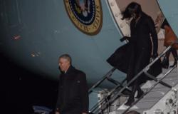 بالصور.. أوباما وزوجته يصلان لـ"شيكاجو" للإلقاء خطاب الوداع