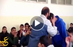 بالفيديو ...مدرس يضرب طالب على وجهه بالقلم ،فقال له الطالب حكمة جعلت المدرس يقبل رأسه!
