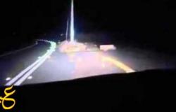 بالفيديو مواطن سعودى يصور مفاجأة مرعبة على طريق سريع ليلا