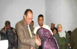 بالصورة.. سيدة تقبل يد رئيس حي المقطم مقابل "بطانية" لأولادها.. وحملات لإقالته 