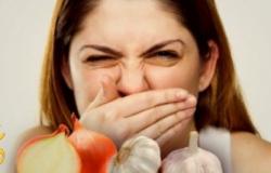 ستة طرق للتخلص من رائحة البصل والثوم من الفم فى دقائق